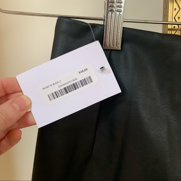 Vegan leather mini skirt with slit from Oak+Fort - Picture 4 of 4